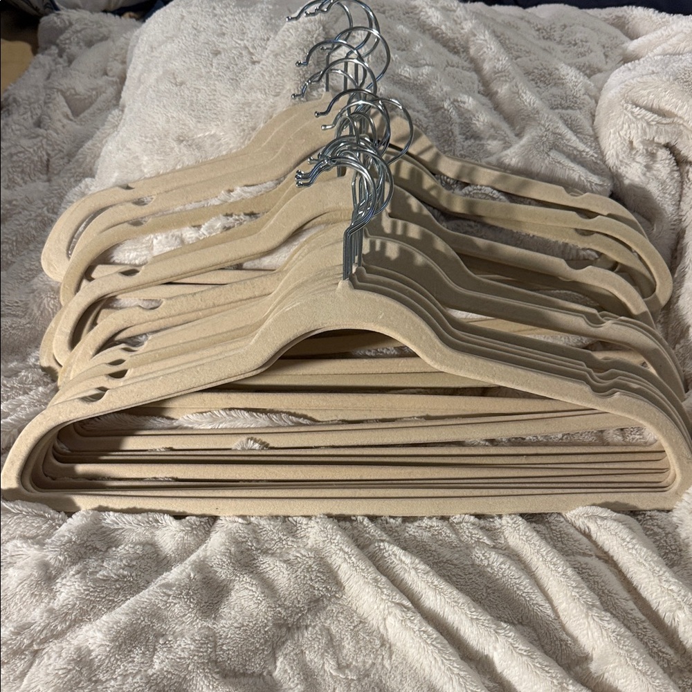 25 - Cream Non-Slip Velvet Clothes Hangers - Pack of 25